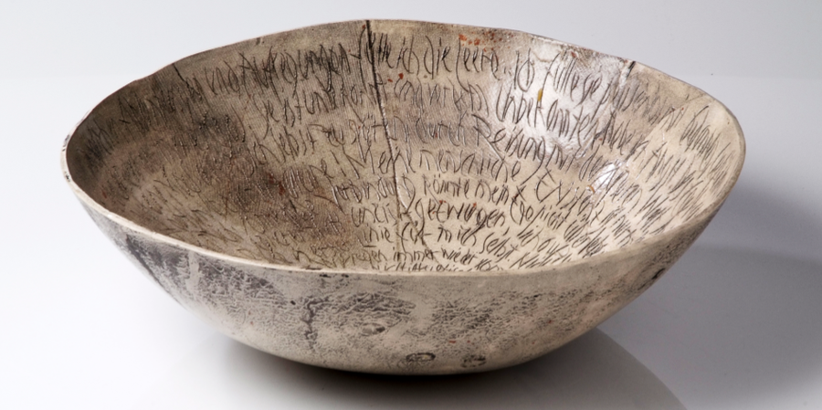 Intuition . Keramik, Sgraffito, Metalloxid, Glasur . Ø 40 cm .  2007